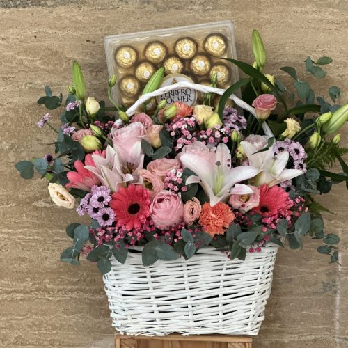 Basket bouquet with Ferrero ‘Riley’