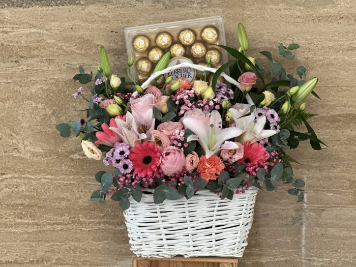 Basket bouquet with Ferrero ‘Riley’