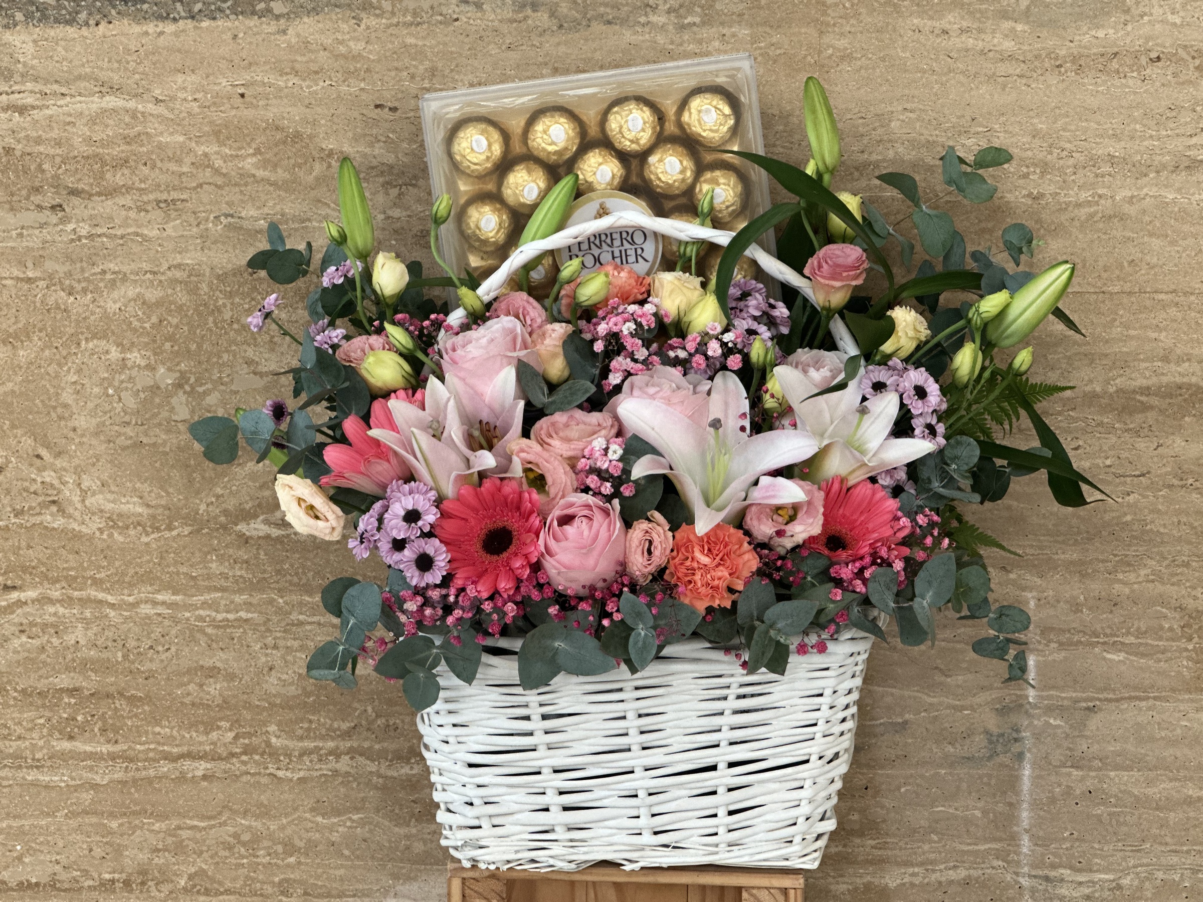 Basket bouquet with Ferrero ‘Riley’