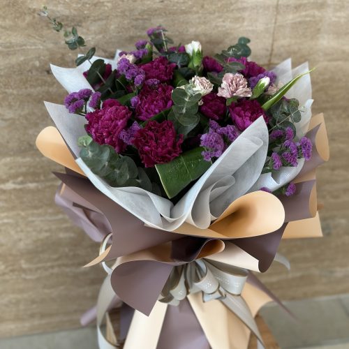 Hand Bouquet ‘Ellie’ carnations