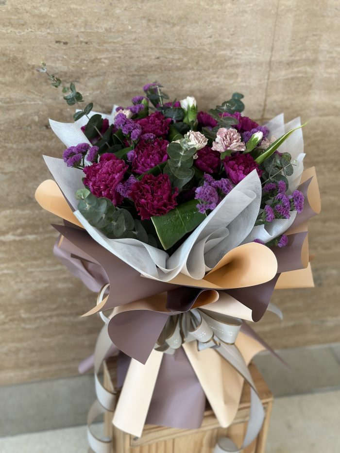 Hand Bouquet ‘Ellie’ carnations